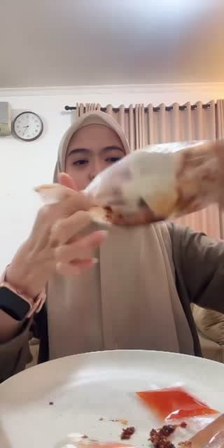 TikTok live: 5.5 with host live paling kalem by @trishaaazia