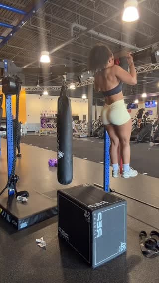 TikTok live: gym session by @ariwitdahoodie