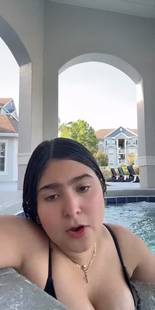 TikTok live: Aloooo🥭 by @dinaurapenaa