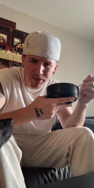TikTok live: gift gallery spot for a kiss by @tylernoliar