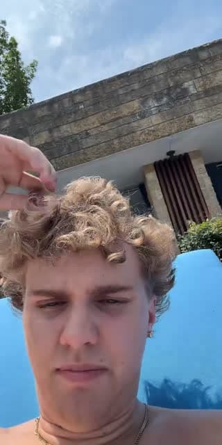 TikTok live: chillin by @jks_spam
