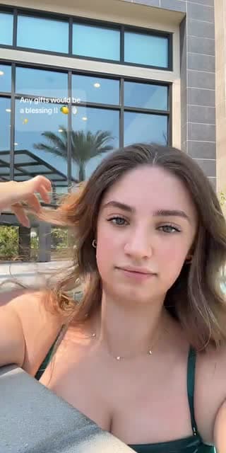 TikTok live: Making friends 🥥🌴✨ by @ibella_mccoy