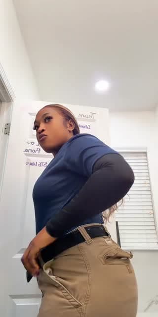 TikTok live: Vibe 💚🤎 by @_bigbattycc_