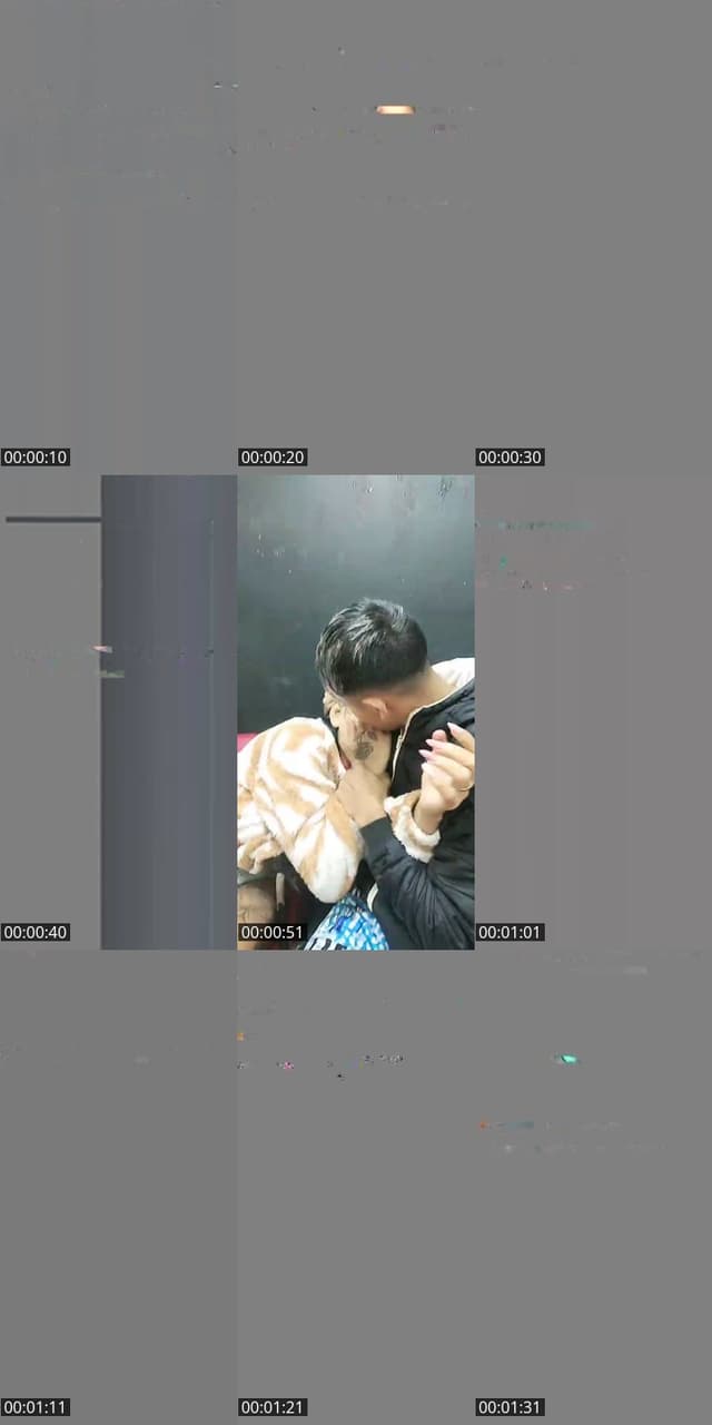 TikTok live: 🤏🏻 by @mia.foissss