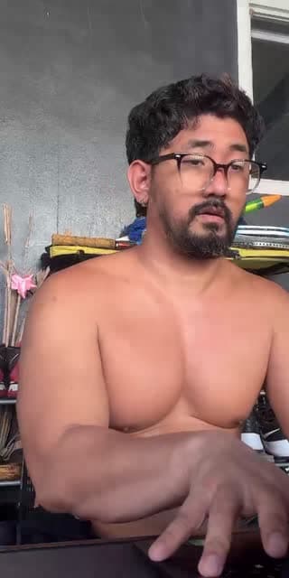 TikTok live: Yow by @iking2099