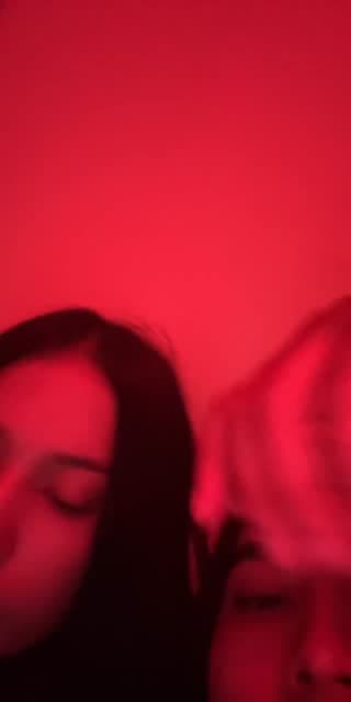 TikTok live: Holiiis🏳️‍🌈 by @paolabandal