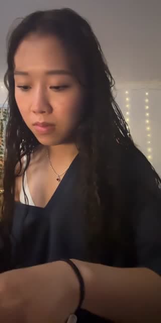 TikTok live: Eat wingstop w me by @huwjshhaih