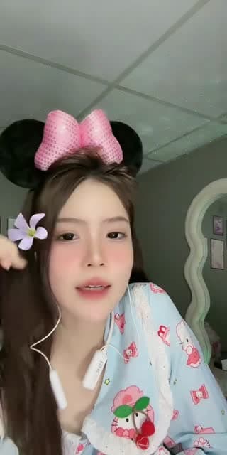 TikTok live: Ủa by @ltdknee