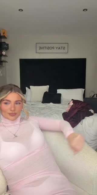 TikTok live: Oh hey by @ellisluntt