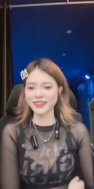 Past TikTok live: Xem em nhảy nha 👉🏼👈🏼 by @dtam0201