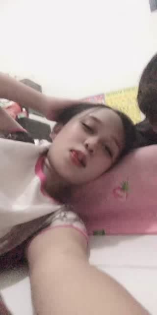 TikTok live: Bismillah rezeki dde utun by @bundafamel3