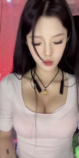 TikTok live: Dance never stops. by @nia83370