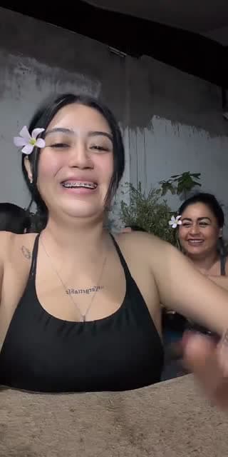 TikTok live: holii by @anaa849