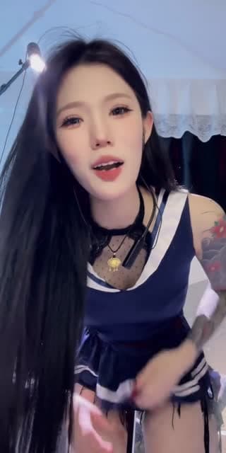 TikTok live: Dance never stops. by @nia83370