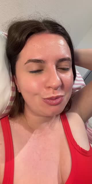 TikTok live: Hey :) by @mollzfahdays
