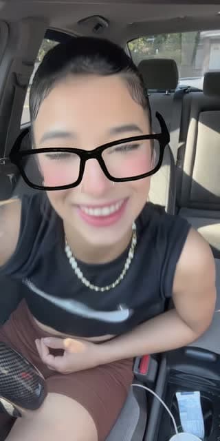 TikTok live: 🫡 💨💨💨 by @melaniieenicolee