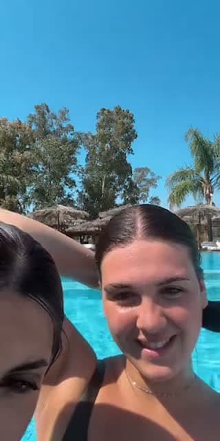 Tik tok stiamo in piscina - @mariacarlacarannante___