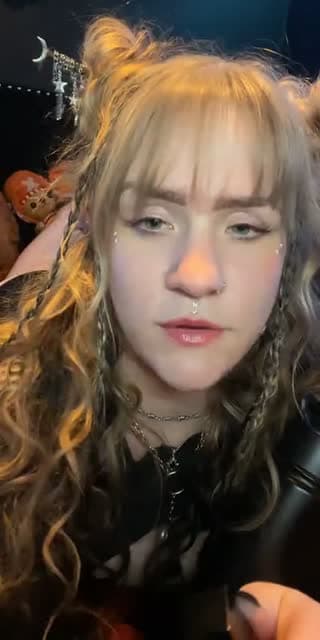 @annabananasxo TikTok live stream