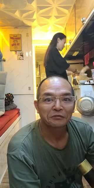 Vợ Chồng Sống Trên Xe
