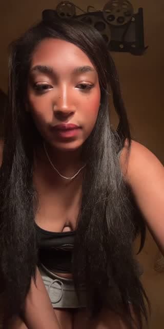 TikTok live: 🙇‍♀️ by @anna_cadieu