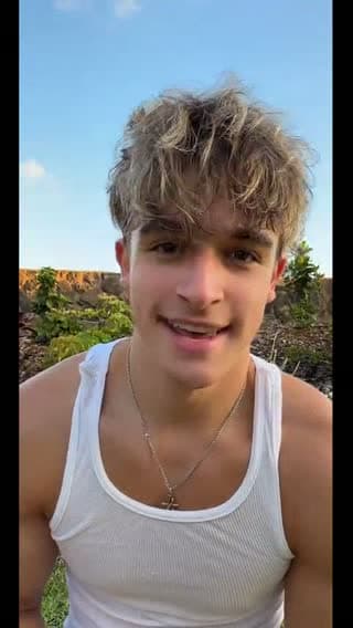 TikTok live: Hola by @itsmelandon_