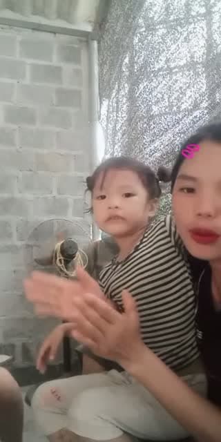 con gái chào mọi người