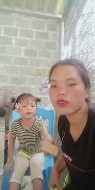 con gái chào mọi người
