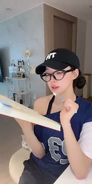 @sae.rok TikTok live stream
