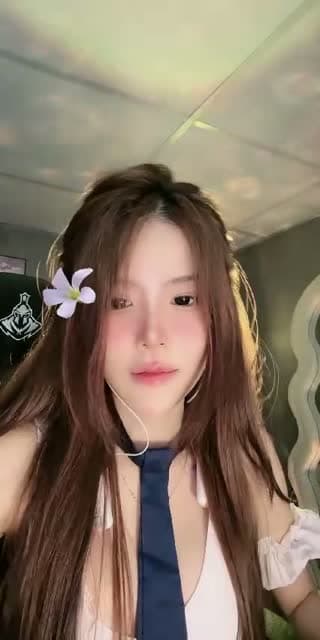 TikTok live: Ủa by @ltdknee