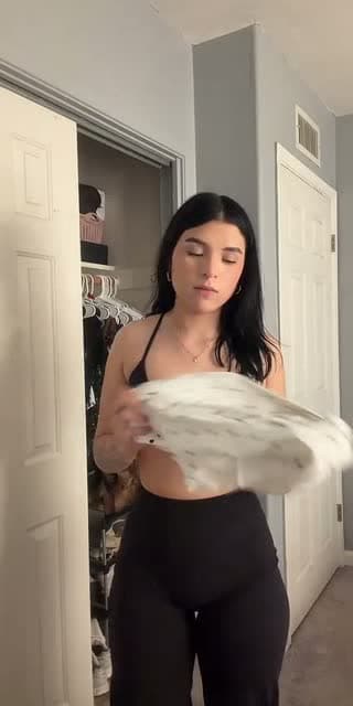 TikTok live: Closet cleanout 🤓 by @jazllyne