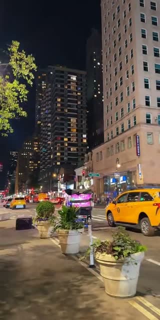 TikTok live: LIVE Night in NYC🗽 by @colleenelizabethnyc