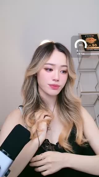 TikTok live: English teacher🇰🇷 by @ashyenglish