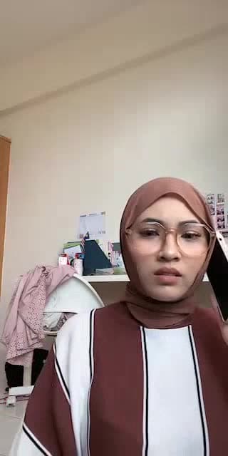 TikTok live: ponteng kelas by @instinctgurl