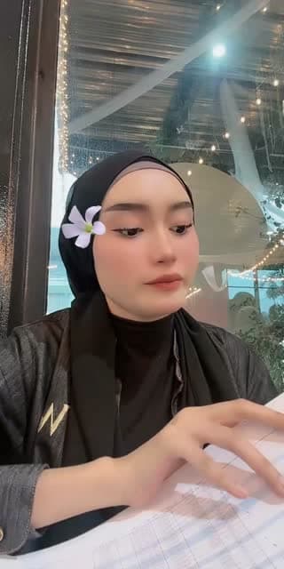 TikTok live: hi awek by @hnrwieeena