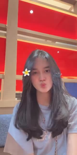 TikTok live: hi oll by @zealucyy
